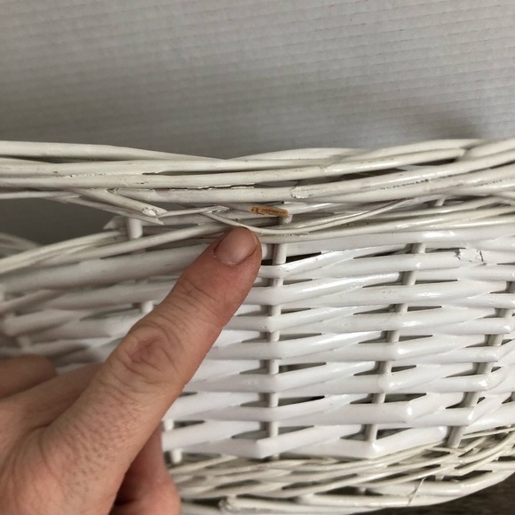 Vtg White Wicker Basket - Picture 8 of 13